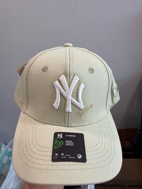 New Era Kids NY Yankees Cap in Cream with Gold Trim